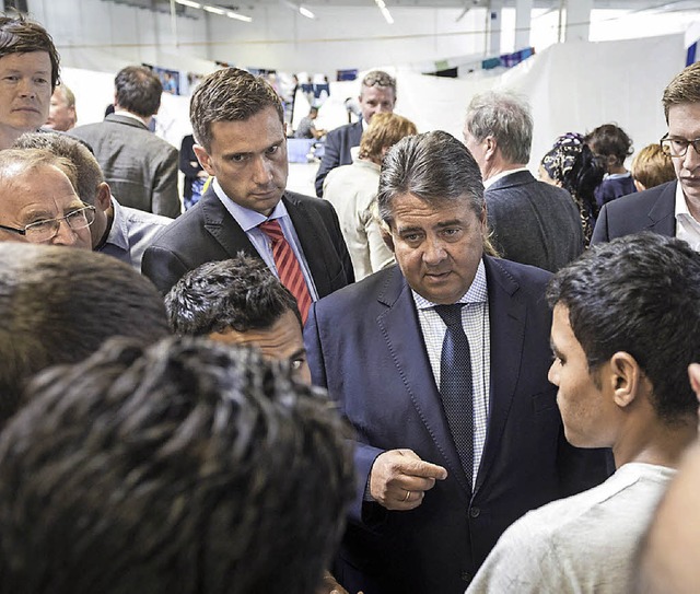 Gabriel im Gesprch mit Flchtlingen   | Foto: DPA