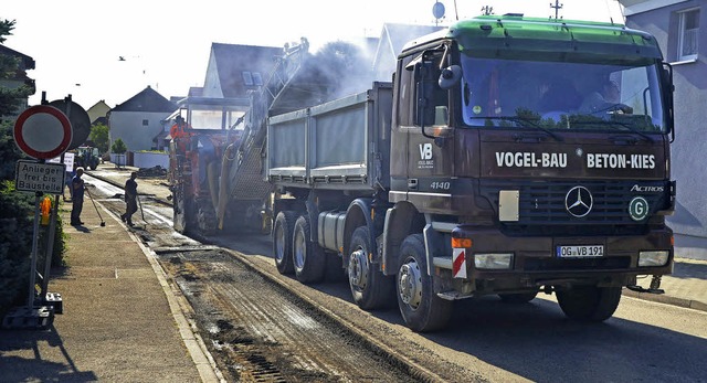 Sasbach. Am gestrigen Dienstagmorgen w...em abfrsen des Asphaltbelag begonnen.  | Foto: Roland Vitt