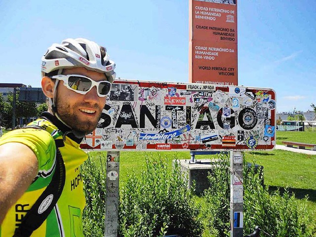 Victor Silberer vor dem Straenschild von Santiago de Compostela  | Foto: Privat 