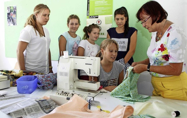 Barbara Klink  untersttzt die Mdchen bei ihren Nharbeiten.   | Foto: Heidi Fssel