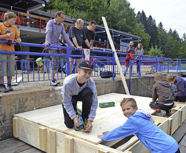 Junge Helfer sind im Freibad in Friede...mit dem Bau eines Floes beschftigt.   | Foto: Liane Schilling