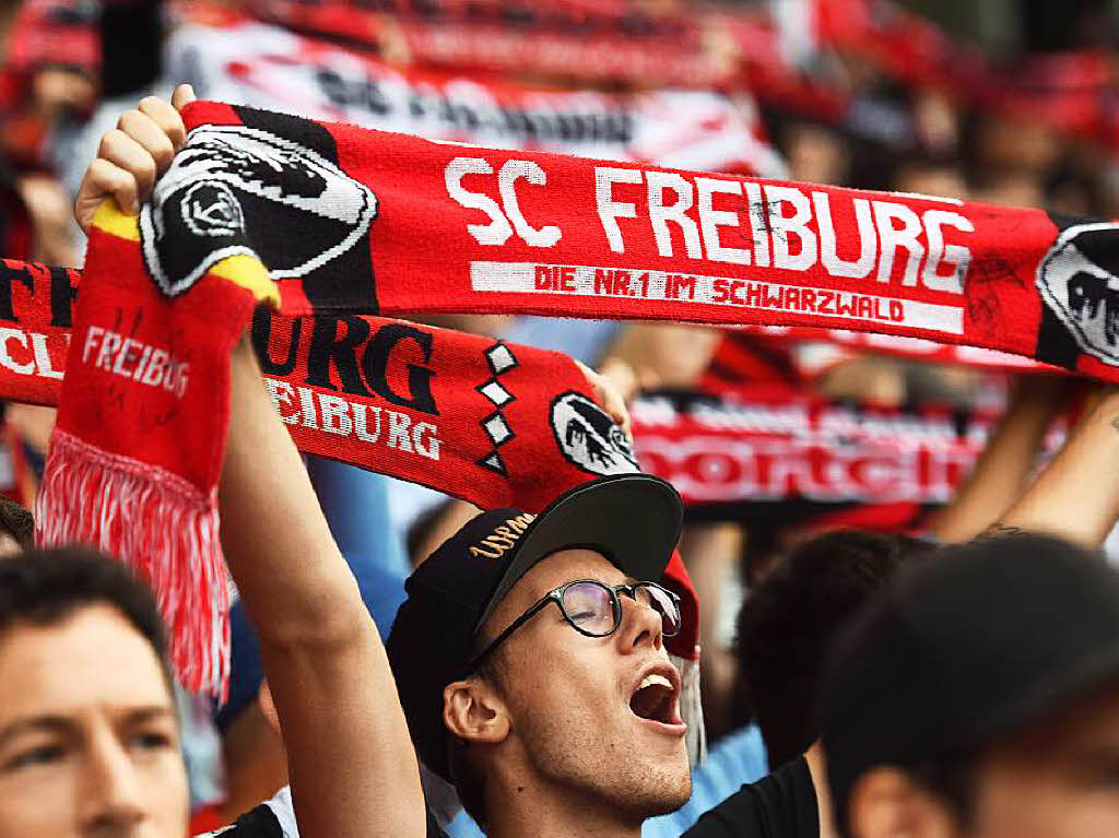 Trotz der groen Beliebtheit kannten aber nur 84,13 Prozent der Befragten den SC. Damit landet Freiburg auf der Skala des Bekanntheitsgrades auf dem 18. Platz hinter Hannover 96 und Fortuna Dsseldorf.