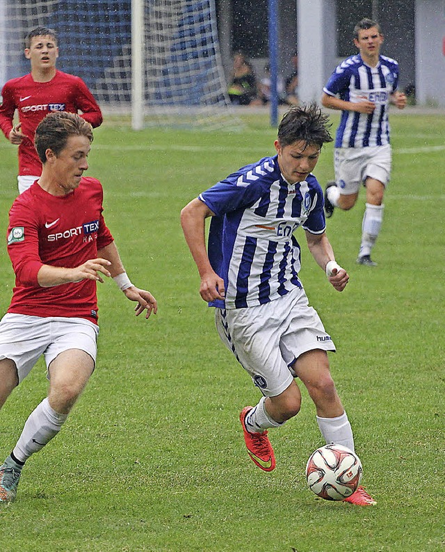 Florent Muslija (am Ball) spielt fr d... Seine Anfnge liegen beim SV Sasbach.  | Foto: Volker Tiedemann