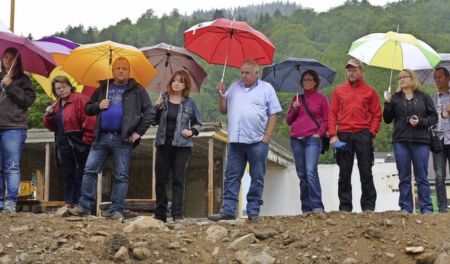 Beim Besuch der Baustelle regnete es i...ieder nicht nehmen daran teilzunehmen.  | Foto: Dirk Sattelberger