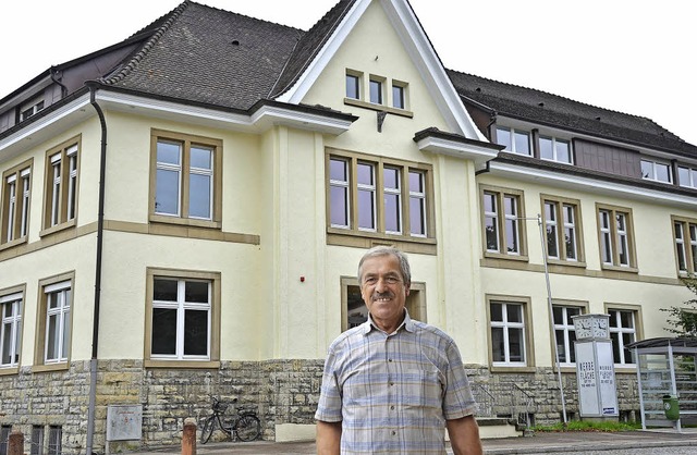 Rudolf Schartel vor &#8222;seiner&#8220; Hebelschule   | Foto: Peter Gerigk