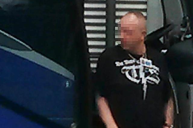 Thor-Steinar-Shirt bei Abschiebung getragen – Busfahrer gefeuert