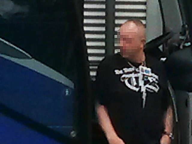 Der Busfahrer mit Thor-Steinar-Emblem  | Foto: BZ