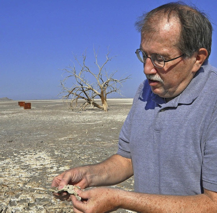 &#8222;bles Zeug&#8220;: Umweltwissenschaftler Bruce Wilcox mit  Bodenprobe  | Foto: Jens Schmitz