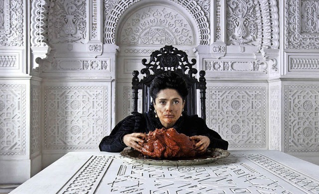 Die Knigin (Selma Hayek) verspeist das gekochte Herz des Seeungeheuers.   | Foto: Concorde Filmverleih