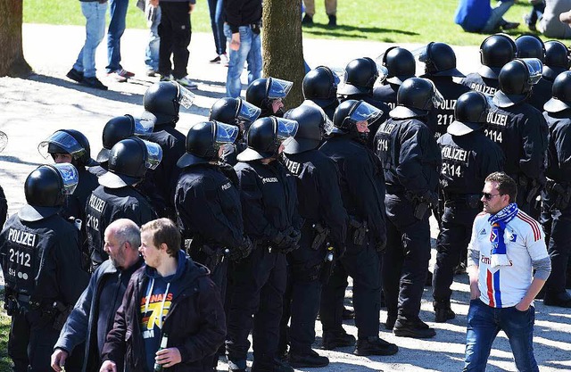 Ein HSV-Fan geht im April in Bremen an einer Reihe Polizisten vorbei.  | Foto: dpa
