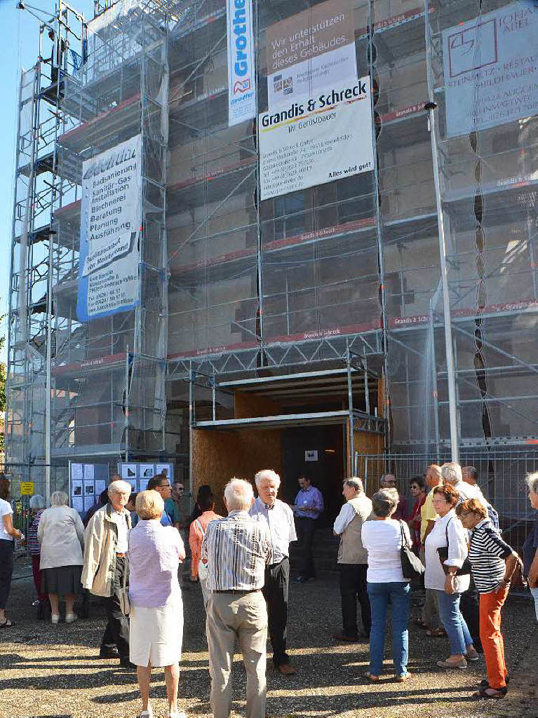 BZ-Ferienaktion in der Pfarrkirche St. Georg in Wyhlen: Mehr als 50 Besucher lieen sich das Archiv von Benno Westermann erklren, besichtigten die Kunst in der Kirche mit Helmut Bauckner und informierten sich bei Michael Oertlin ber die Renovierung.