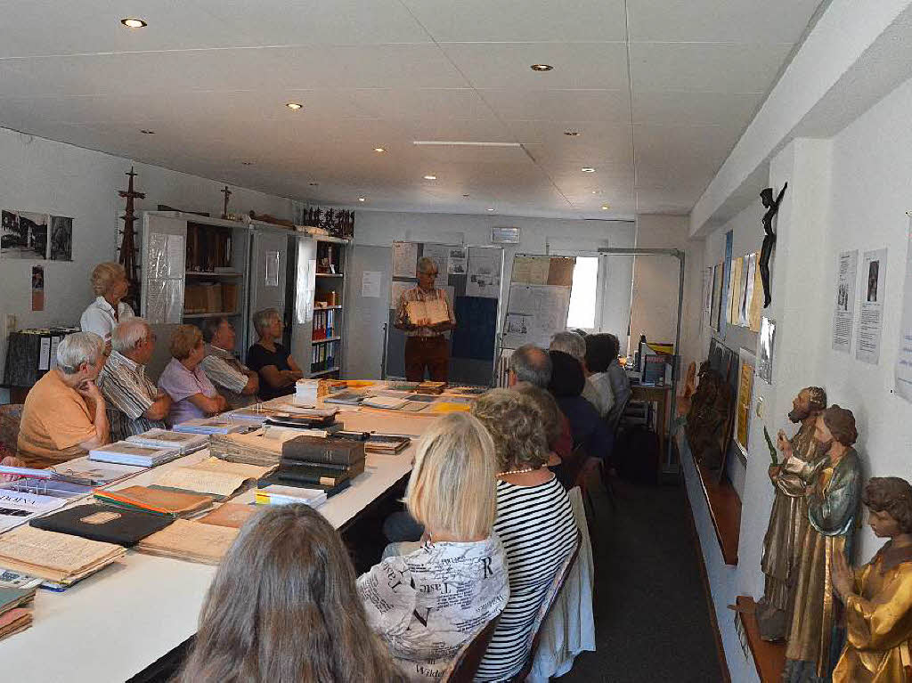 BZ-Ferienaktion in der Pfarrkirche St. Georg in Wyhlen: Mehr als 50 Besucher lieen sich das Archiv von Benno Westermann erklren, besichtigten die Kunst in der Kirche mit Helmut Bauckner und informierten sich bei Michael Oertlin ber die Renovierung.