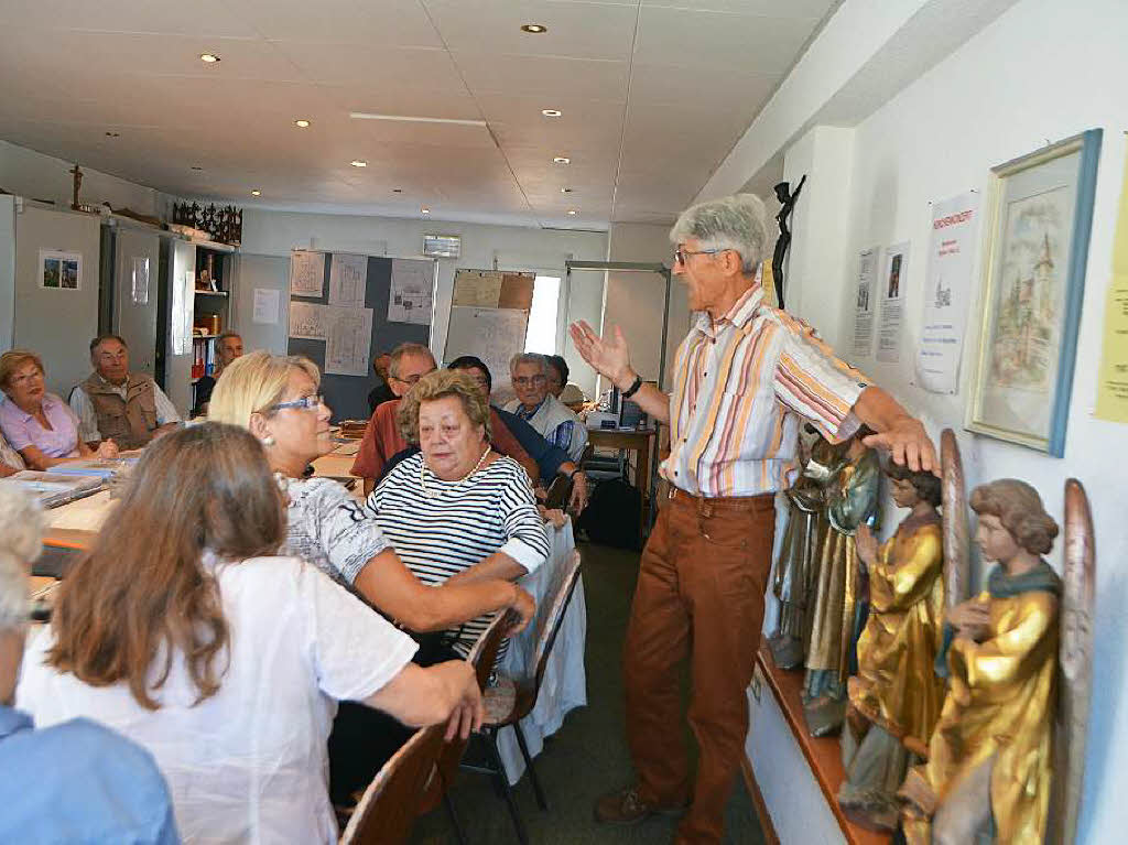 BZ-Ferienaktion in der Pfarrkirche St. Georg in Wyhlen: Mehr als 50 Besucher lieen sich das Archiv von Benno Westermann erklren, besichtigten die Kunst in der Kirche mit Helmut Bauckner und informierten sich bei Michael Oertlin ber die Renovierung.