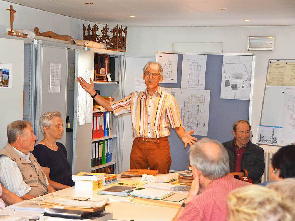 BZ-Ferienaktion in der Pfarrkirche St. Georg in Wyhlen: Mehr als 50 Besucher lieen sich das Archiv von Benno Westermann erklren, besichtigten die Kunst in der Kirche mit Helmut Bauckner und informierten sich bei Michael Oertlin ber die Renovierung.