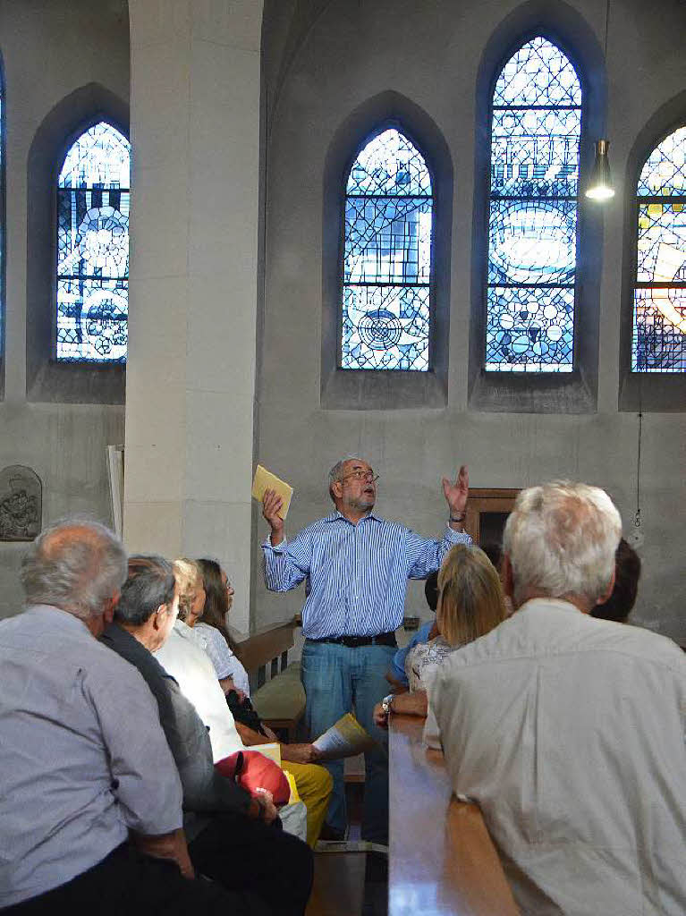 BZ-Ferienaktion in der Pfarrkirche St. Georg in Wyhlen: Mehr als 50 Besucher lieen sich das Archiv von Benno Westermann erklren, besichtigten die Kunst in der Kirche mit Helmut Bauckner und informierten sich bei Michael Oertlin ber die Renovierung.