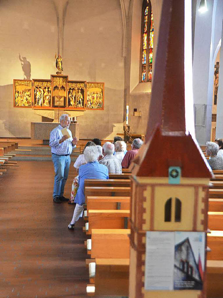 BZ-Ferienaktion in der Pfarrkirche St. Georg in Wyhlen: Mehr als 50 Besucher lieen sich das Archiv von Benno Westermann erklren, besichtigten die Kunst in der Kirche mit Helmut Bauckner und informierten sich bei Michael Oertlin ber die Renovierung.