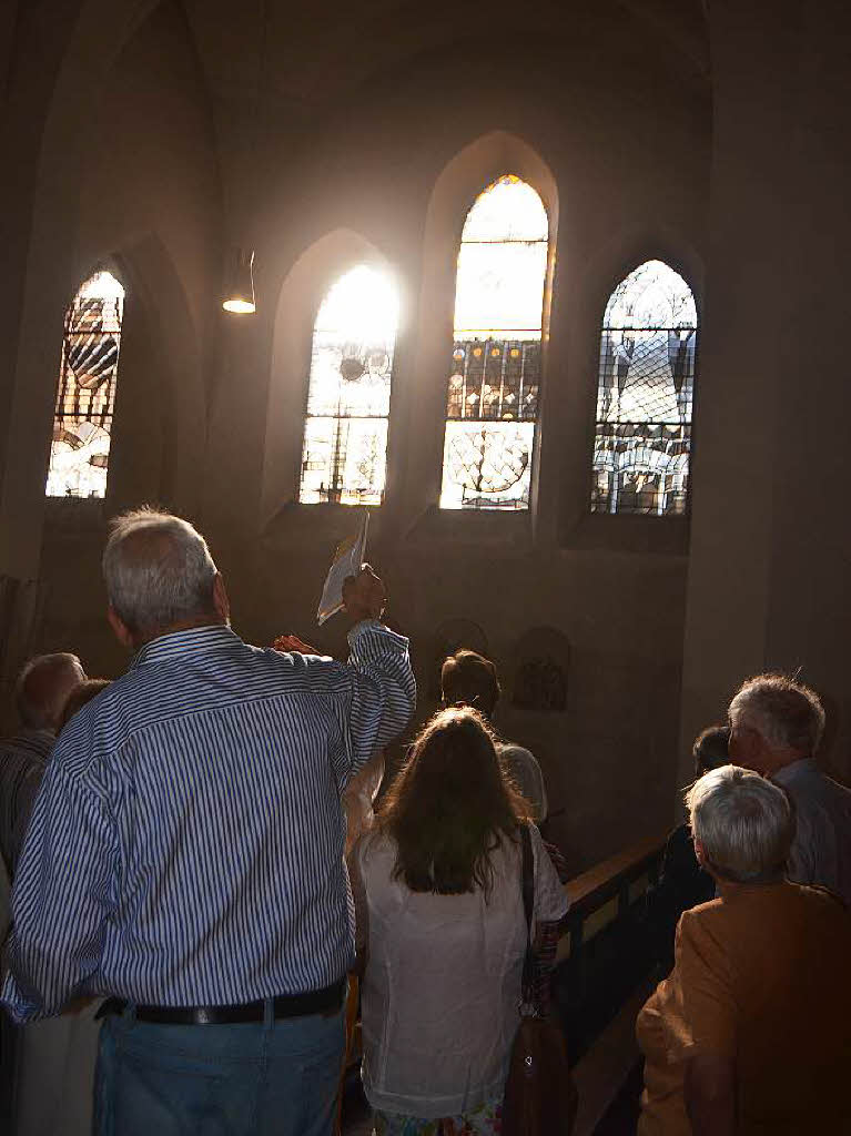 BZ-Ferienaktion in der Pfarrkirche St. Georg in Wyhlen: Mehr als 50 Besucher lieen sich das Archiv von Benno Westermann erklren, besichtigten die Kunst in der Kirche mit Helmut Bauckner und informierten sich bei Michael Oertlin ber die Renovierung.