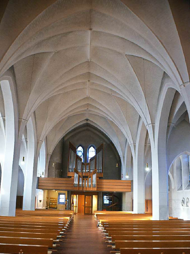 BZ-Ferienaktion in der Pfarrkirche St. Georg in Wyhlen: Mehr als 50 Besucher lieen sich das Archiv von Benno Westermann erklren, besichtigten die Kunst in der Kirche mit Helmut Bauckner und informierten sich bei Michael Oertlin ber die Renovierung.