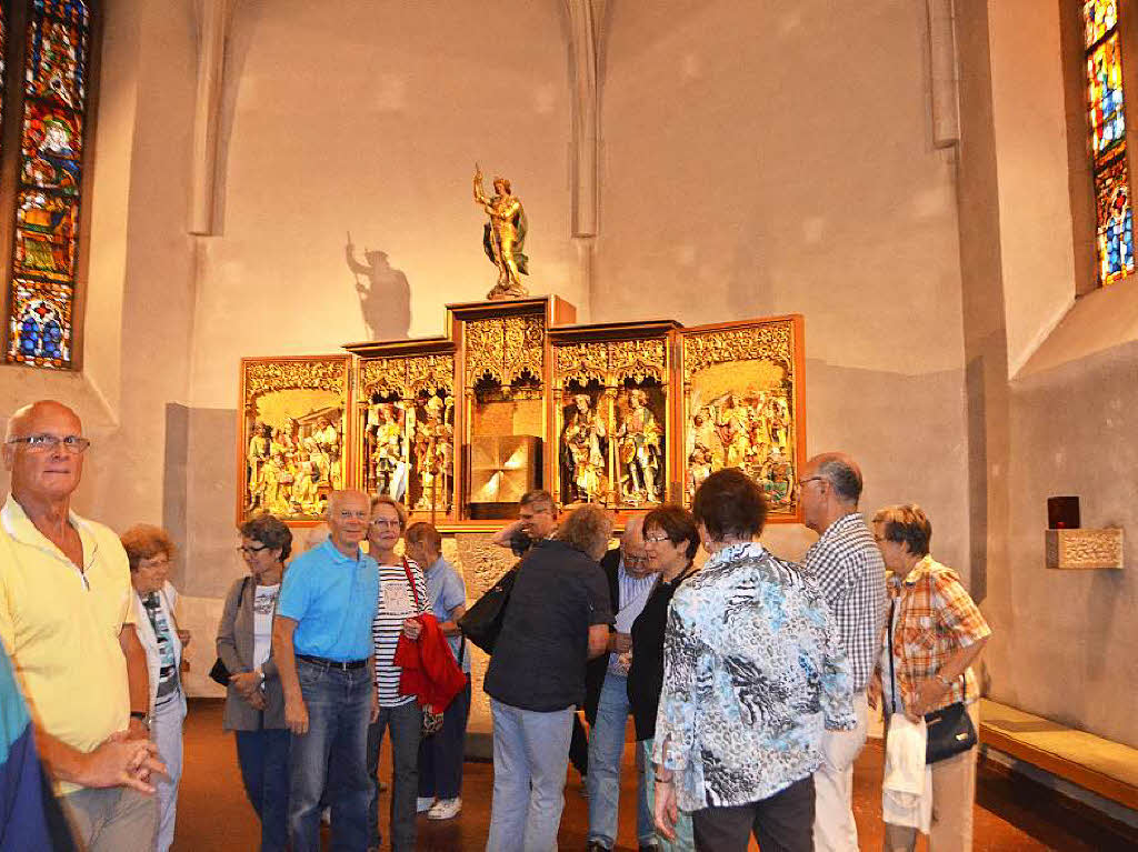 BZ-Ferienaktion in der Pfarrkirche St. Georg in Wyhlen: Mehr als 50 Besucher lieen sich das Archiv von Benno Westermann erklren, besichtigten die Kunst in der Kirche mit Helmut Bauckner und informierten sich bei Michael Oertlin ber die Renovierung.