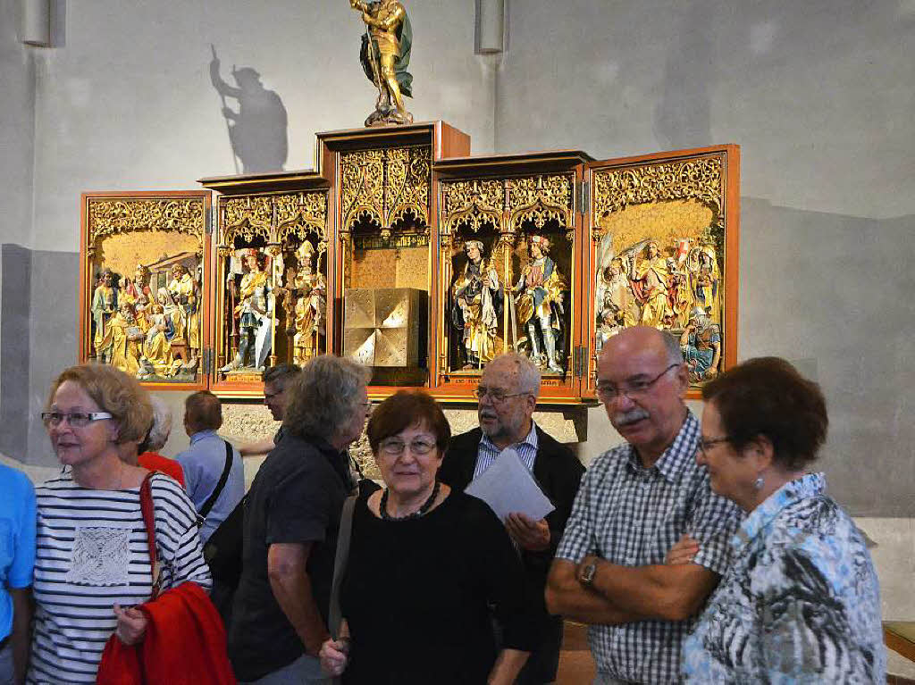 BZ-Ferienaktion in der Pfarrkirche St. Georg in Wyhlen: Mehr als 50 Besucher lieen sich das Archiv von Benno Westermann erklren, besichtigten die Kunst in der Kirche mit Helmut Bauckner und informierten sich bei Michael Oertlin ber die Renovierung.