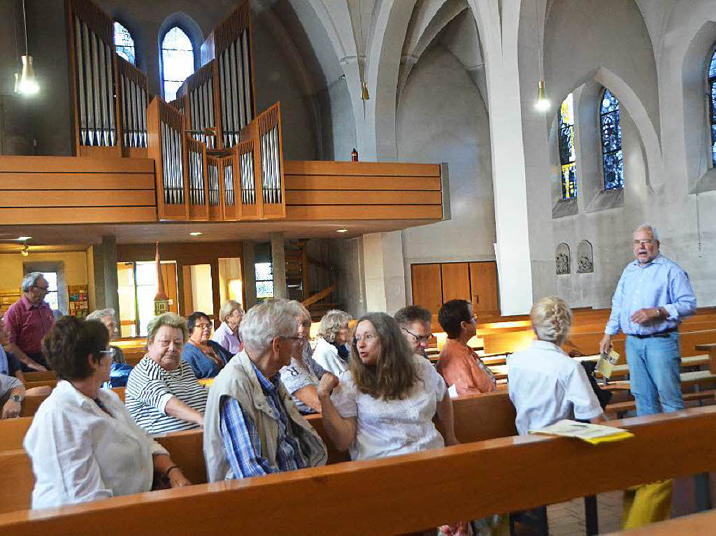 BZ-Ferienaktion in der Pfarrkirche St. Georg in Wyhlen: Mehr als 50 Besucher lieen sich das Archiv von Benno Westermann erklren, besichtigten die Kunst in der Kirche mit Helmut Bauckner und informierten sich bei Michael Oertlin ber die Renovierung.