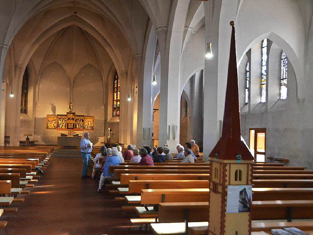 BZ-Ferienaktion in der Pfarrkirche St. Georg in Wyhlen: Mehr als 50 Besucher lieen sich das Archiv von Benno Westermann erklren, besichtigten die Kunst in der Kirche mit Helmut Bauckner und informierten sich bei Michael Oertlin ber die Renovierung.