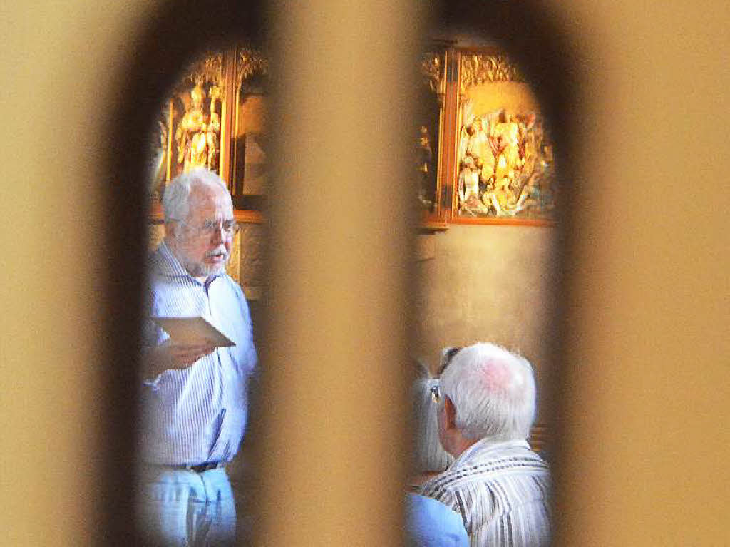 BZ-Ferienaktion in der Pfarrkirche St. Georg in Wyhlen: Mehr als 50 Besucher lieen sich das Archiv von Benno Westermann erklren, besichtigten die Kunst in der Kirche mit Helmut Bauckner und informierten sich bei Michael Oertlin ber die Renovierung.