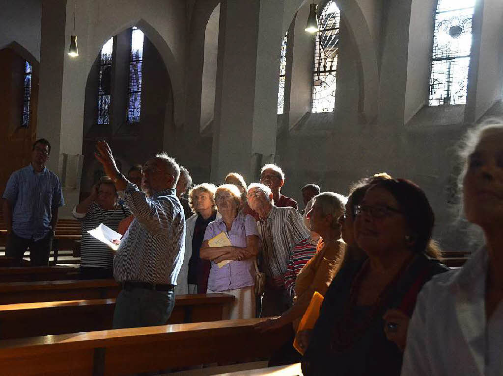 BZ-Ferienaktion in der Pfarrkirche St. Georg in Wyhlen: Mehr als 50 Besucher lieen sich das Archiv von Benno Westermann erklren, besichtigten die Kunst in der Kirche mit Helmut Bauckner und informierten sich bei Michael Oertlin ber die Renovierung.