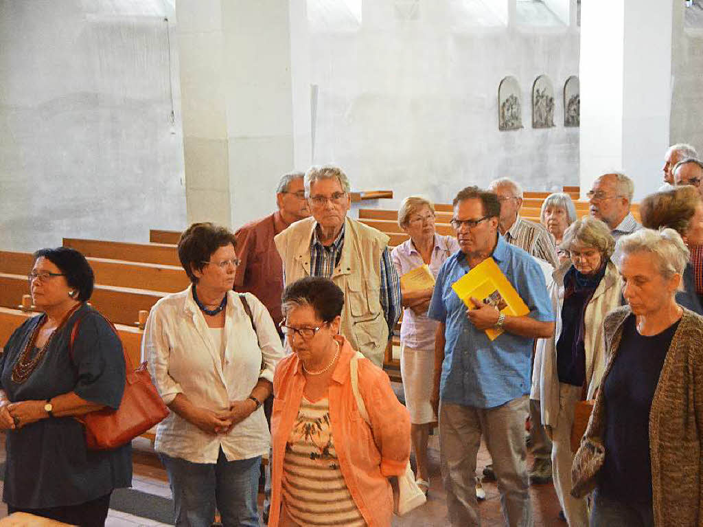 BZ-Ferienaktion in der Pfarrkirche St. Georg in Wyhlen: Mehr als 50 Besucher lieen sich das Archiv von Benno Westermann erklren, besichtigten die Kunst in der Kirche mit Helmut Bauckner und informierten sich bei Michael Oertlin ber die Renovierung.