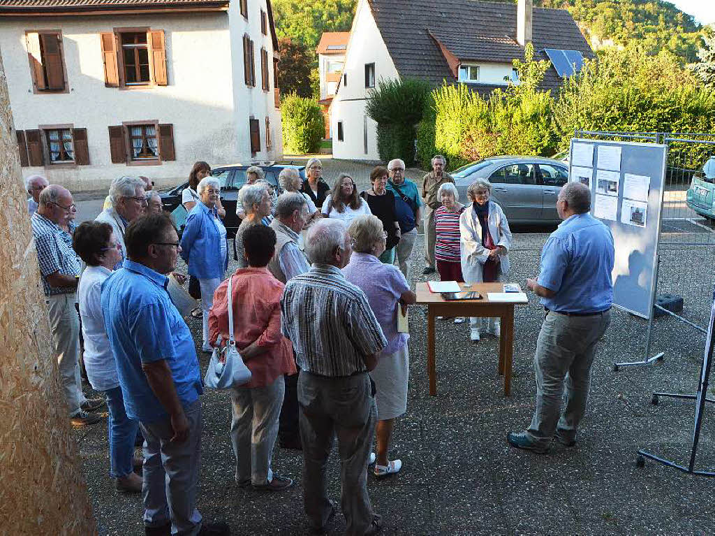 BZ-Ferienaktion in der Pfarrkirche St. Georg in Wyhlen: Mehr als 50 Besucher lieen sich das Archiv von Benno Westermann erklren, besichtigten die Kunst in der Kirche mit Helmut Bauckner und informierten sich bei Michael Oertlin ber die Renovierung.