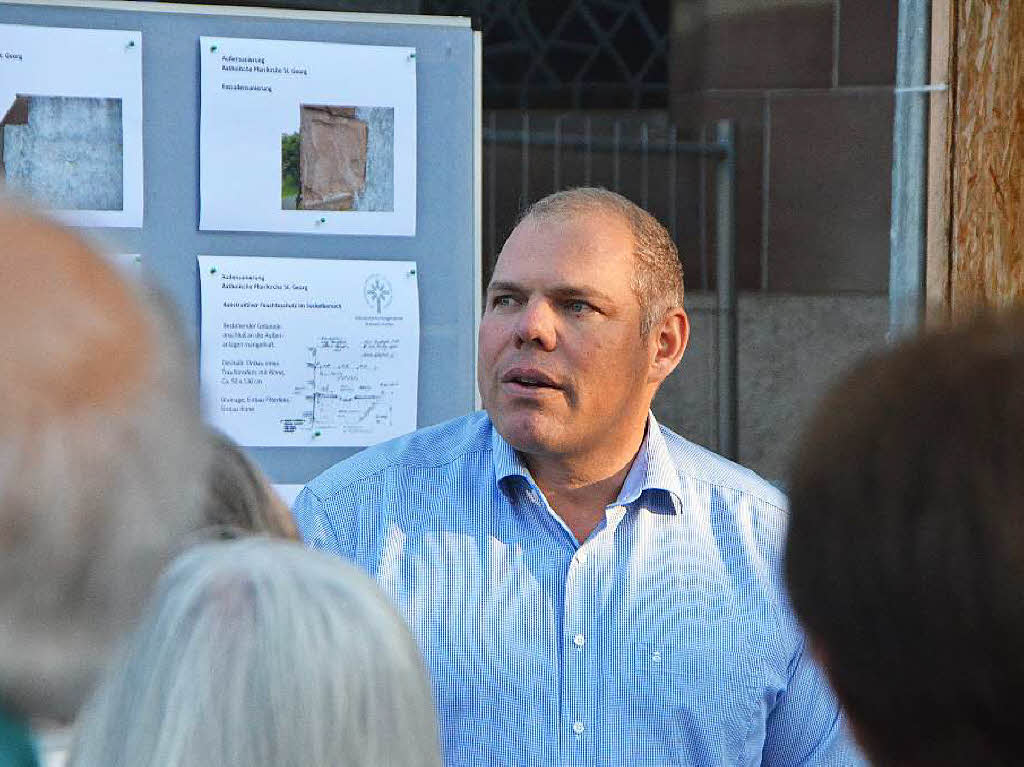 BZ-Ferienaktion in der Pfarrkirche St. Georg in Wyhlen: Mehr als 50 Besucher lieen sich das Archiv von Benno Westermann erklren, besichtigten die Kunst in der Kirche mit Helmut Bauckner und informierten sich bei Michael Oertlin ber die Renovierung.