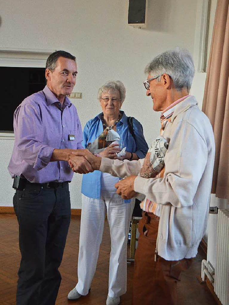 BZ-Ferienaktion in der Pfarrkirche St. Georg in Wyhlen: Mehr als 50 Besucher lieen sich das Archiv von Benno Westermann erklren, besichtigten die Kunst in der Kirche mit Helmut Bauckner und informierten sich bei Michael Oertlin ber die Renovierung.