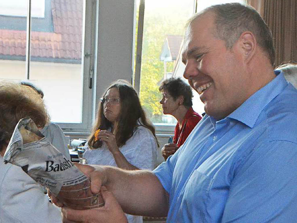 BZ-Ferienaktion in der Pfarrkirche St. Georg in Wyhlen: Mehr als 50 Besucher lieen sich das Archiv von Benno Westermann erklren, besichtigten die Kunst in der Kirche mit Helmut Bauckner und informierten sich bei Michael Oertlin ber die Renovierung.