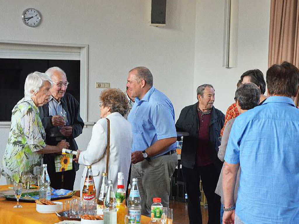 BZ-Ferienaktion in der Pfarrkirche St. Georg in Wyhlen: Mehr als 50 Besucher lieen sich das Archiv von Benno Westermann erklren, besichtigten die Kunst in der Kirche mit Helmut Bauckner und informierten sich bei Michael Oertlin ber die Renovierung.