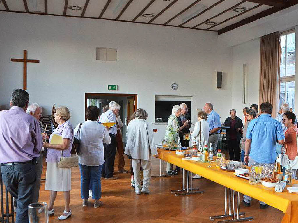 BZ-Ferienaktion in der Pfarrkirche St. Georg in Wyhlen: Mehr als 50 Besucher lieen sich das Archiv von Benno Westermann erklren, besichtigten die Kunst in der Kirche mit Helmut Bauckner und informierten sich bei Michael Oertlin ber die Renovierung.