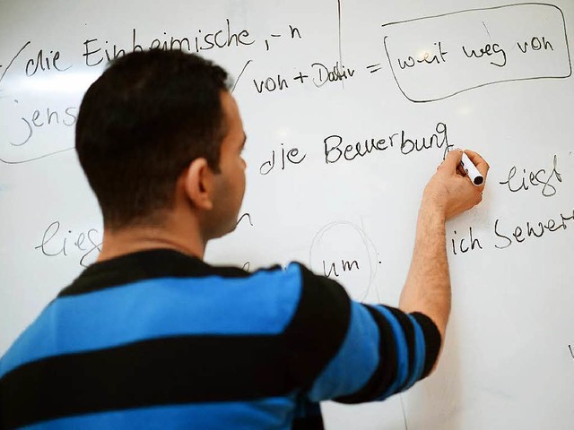 Vor einer Bewerbung steht fr viele Flchtlinge zunchst ein Deutschkurs an.  | Foto: dpa