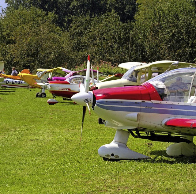 Flugzeuge und Oldtimer locken die Menschen am Wochenende wieder nach Altdorf.   | Foto: fliegergruppe