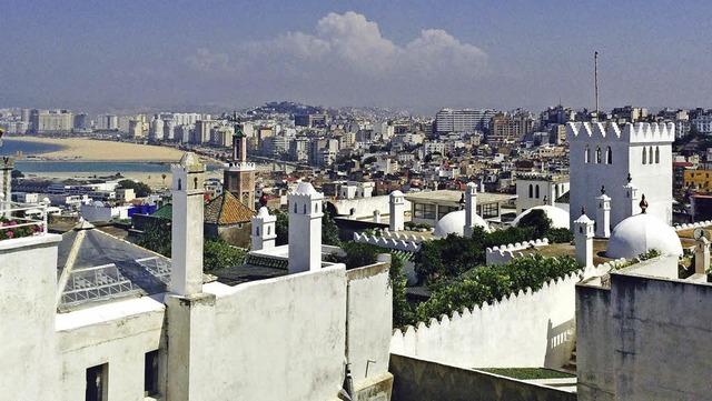ber den Dchern der Stadt: Tanger sol...nd Industriestandort ausgebaut werden.  | Foto: Esther Buchholz