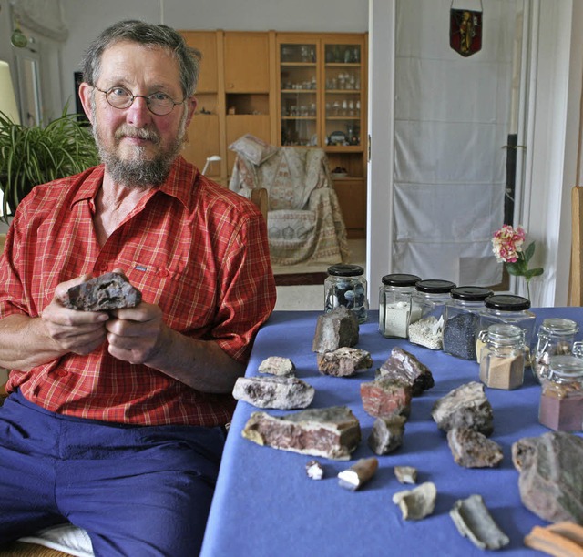 Reinhard Krau mit seiner Stein, Sand- und Scherbensammlung.  | Foto: Bastian Henning