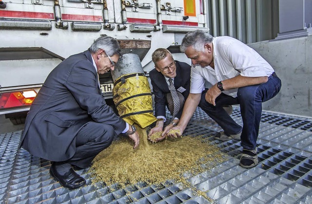 Karl-Rainer Rubin und Sohn Christopher... (von links) den vogtlndischen Hafer.  | Foto: Rubinmhle