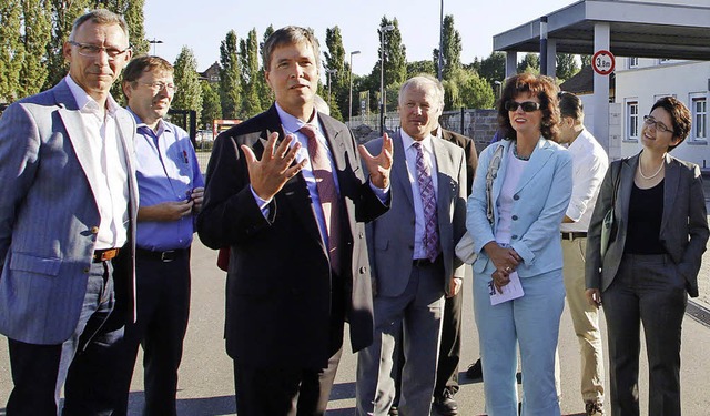 Vorstand Ulrich Kleine (Dritter von links) nimmt die Besucher in Empfang.   | Foto: Heidi Fssel