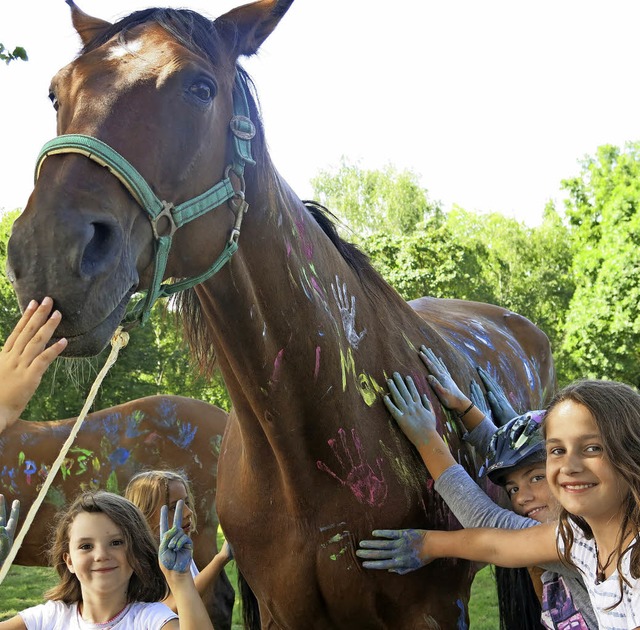 Beim &#8222;Tag rund ums Pferd&#8220; ...Kinderhnden mit Fingerfarben bemalen.  | Foto: Claudia Mller