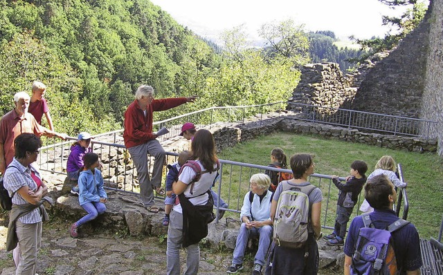 Interessantes  ber die Burg und ihre ...ttfried Nauwerck (Mitte) den Kindern.   | Foto: Christiane Sahli