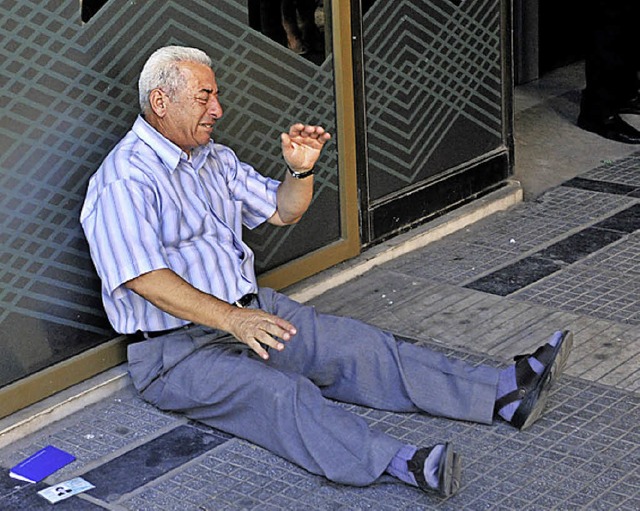 Das Foto des verzweifelten griechische...eifelte Lage in Griechenland geworden.  | Foto: AFP