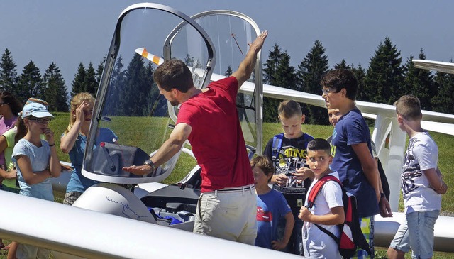 Wie ein Segelflugzeug eine Kurve flieg...ilnehmern des Wehrer Ferienprogramms.   | Foto: Segelfluggruppe