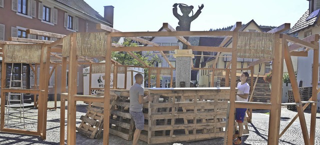 Viel Aufbauarbeit fr die beteiligten ...nd um seinen Brunnen beim Stadtfest.    | Foto: bernd fackler