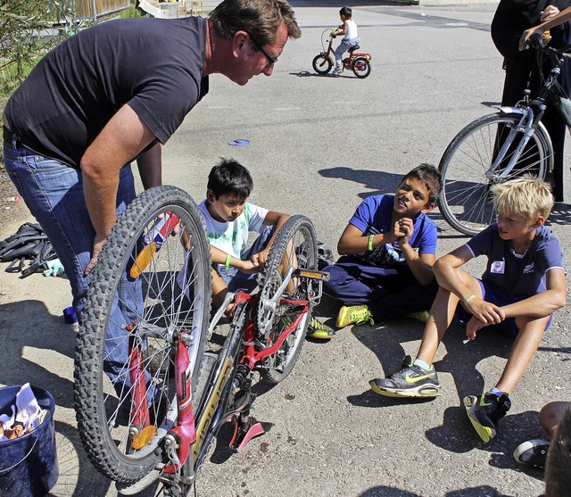 Markus Schwarz erklrt den Kindern, wie man ein Fahrrad auch  richtig pflegt.  | Foto: Reinhard Cremer