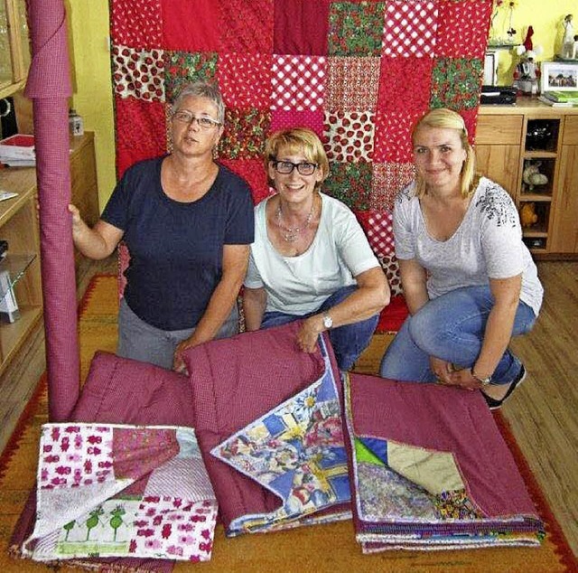 Die Nachbarinnen und Handarbeitsknstl...elen Kindern im SOS-Kinderdorf Freude.  | Foto: Claudia Gempp