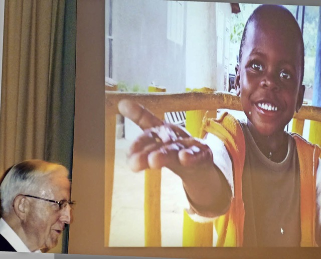 Lebenshausgründer Günter Hirt schilder... der Einrichtung im Busch von Uganda. | Foto: Peter Meister Lebenshausgründer Günter Hirt schilder... der Einrichtung im Busch von Uganda. | Foto: Peter Meister