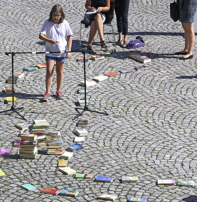 Bcher-Parkour oder den Apfel mit dem ...Aufgaben mssen die Kinder bewltigen.  | Foto: Judith Reinbold